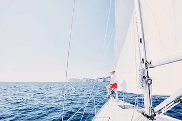Foto auf Acrylglas Segeln Girl on sailboat