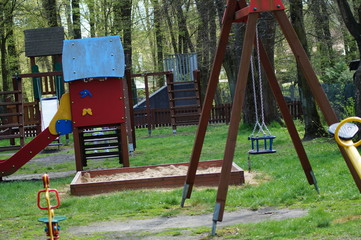 Plac zabaw, huśtawka, piaskownica, zjeżdżalnia, © klumb
