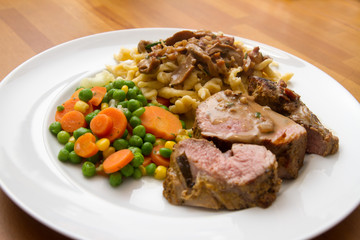 Schweinelende mit Spätzle und buntem Gemüse