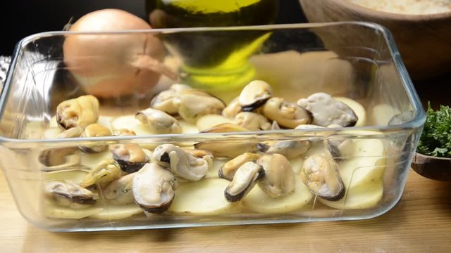 صدف سیاه مدیترانه Mytilus galloprovincialis 地中海貽貝 Miesmuscheln aus Galicien Черноморская мидия Diepwatermossel Cozze Mediteranska dagnja Mediterranean mussel