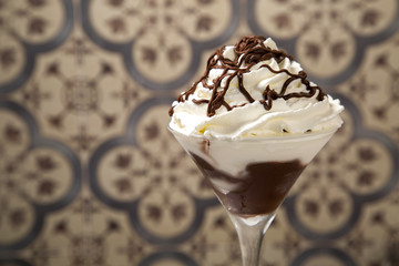 Soft vanilla ice cream with chocolate and chantilly.