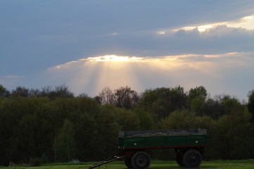 Obraz premium Promienie słoneczne przebijające się przez chmury