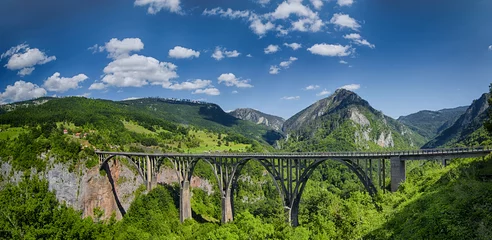 Fototapete Schlucht Panorama der Brücke Durdevica Tara am Fluss Tara
