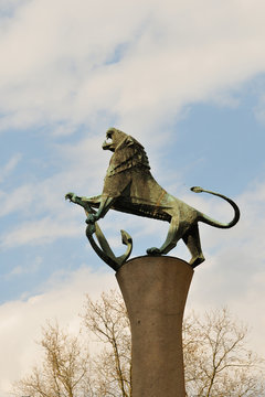 Denkmal L&ouml;we mit Anker in D&uuml;sseldorf