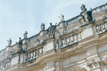 Obraz premium Statues on the side of Dresden cathedral
