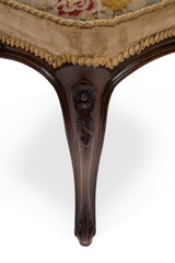 Obraz premium Leg with Hand-Carved Design of an Antique Stool