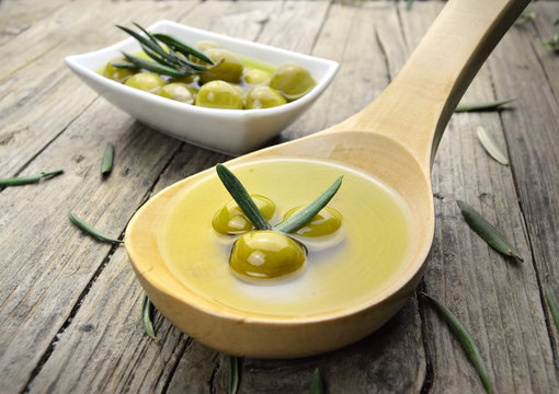 Olives in bowl and spoon