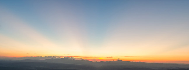 Obraz premium Beautiful sunset and beam on blue sky