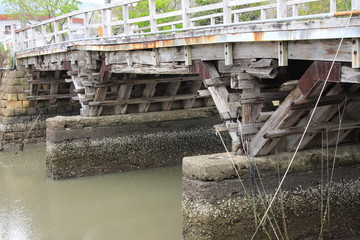 古い木造の橋　　日南市
