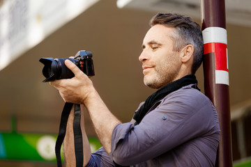Naklejka premium Male photographer taking picture