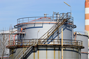 Großer Öltank einer Raffinerie