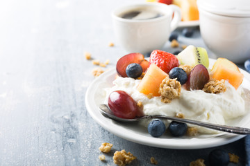 Quark with granola, fruits and berries