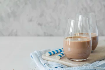 Foto auf Acrylglas Milchshake Schokoladenmilch in Gläsern