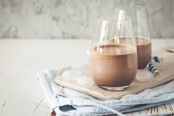 Foto auf Acrylglas Milchshake Schokoladenmilch in Gläsern