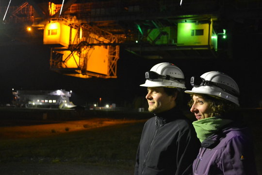 Besucher am abendlichen Bergwerk