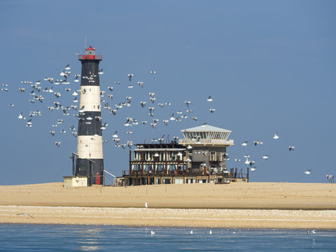 Der Leuchtturm am Pelican Point, mit der Pelican Point Lodge, Walvis Bay, Region Erongo, Namibia, Afrika
