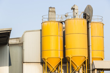 Obraz premium Silos factory manufacturing products in storage metal structures