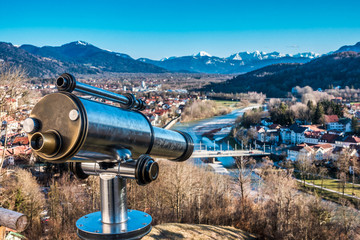 Fernrohr blickt auf die Isar in Bad Tölz