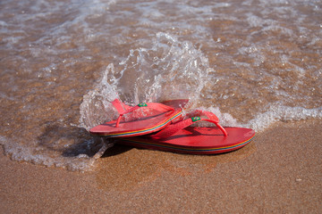 Chanclas en la playa
