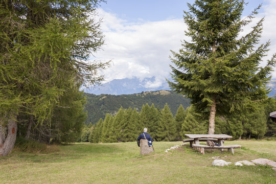 Uomo solo mentre osserva il panorama 