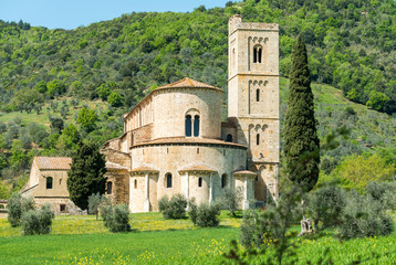 Fototapeta na wymiar Abbey of Sant'Antimo among the hills of Tuscany, Italy