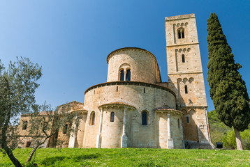 Fototapeta na wymiar Abbey of Sant'Antimo among the hills of Tuscany, Italy