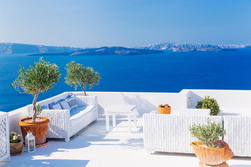 Fototapeta na wymiar White balcony overlooking famous Santorini volcanic caldera, Oia, Santorini, Greece