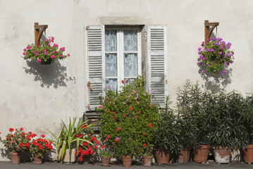 Fassade eines typischen Wohngebäudes in der Provence