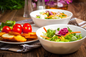 Mixed salad with croutons.