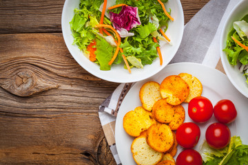 Mixed salad with croutons.