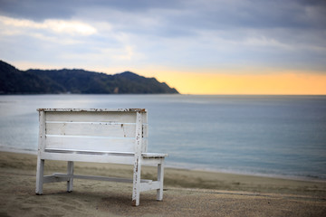 Fototapeta na wymiar 夕陽とベンチとビーチ