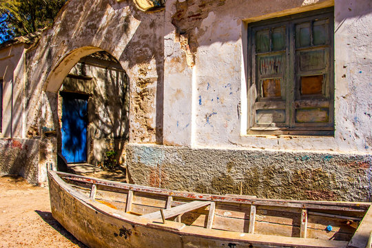 Ruine einer Lagerhalle mit Fischerboot