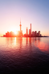 Naklejka premium Skyline Pudong o wschodzie słońca, Szanghaj, Chiny.