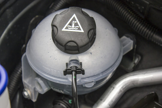 remplacement liquide de refroidissement voiture Photos | Adobe Stock