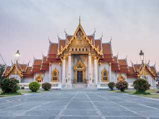 Naklejka premium Marmurowa świątynia pod niebem zmierzchu