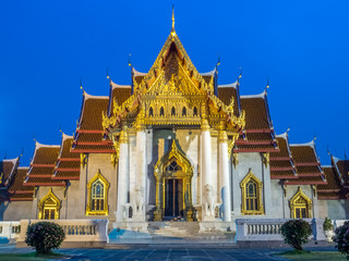 Naklejka premium Marble temple under twilight sky