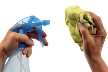 Le spray nettoyant et le chiffon