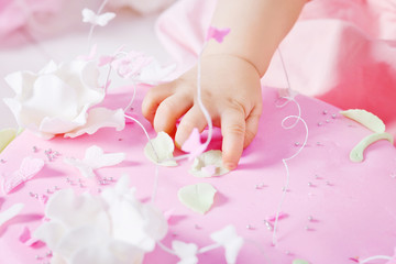 Obraz na płótnie Canvas baby girl touching the birthday cake with her fingers