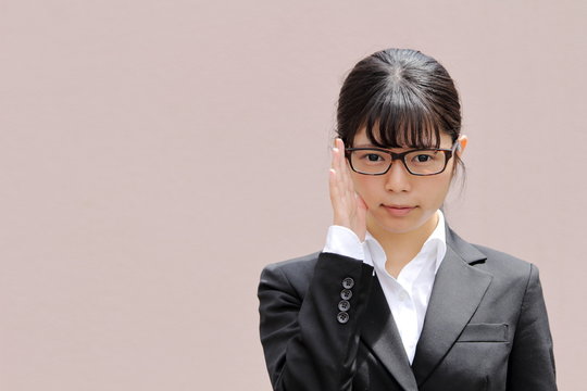 メガネを押さえる就活生