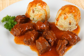 Gulasch und Klöße