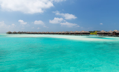 Fototapeta premium bungalowy w wodzie morskiej na egzotycznej plaży kurortu