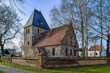 Fototapeta na wymiar Dorfkirche Seefeld mit einer Giebelwand aus dem 15. Jahrhundert