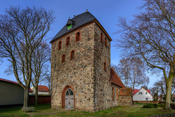 Fototapeta na wymiar Historische Dorfkirche Seefeld: Ansicht von Westen
