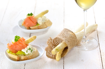 Canapes mit Lachs, weißem Spargel und Basilikum-Dill-Frischkäse, dazu ein Glas Weißwein - Canapes with smoked salmon, white asparagus and cream cheese with herbs, served with white wine
