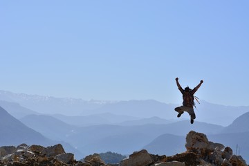 ZİRVEDEN ATLAYAN DAĞCI