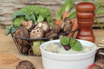 Mushroom cream soup is delicious.