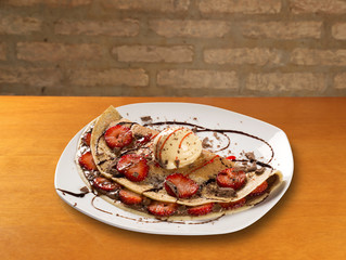 crepes with strawberries and chocolate