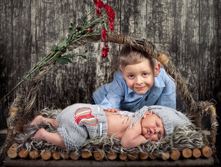 großer Bruder mit Baby, Familienzuwachs