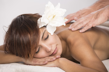 Obraz na płótnie Canvas Ragazza con fiore in testa nel lettino per massaggi