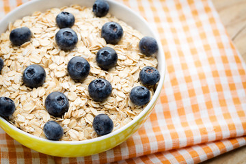 Oatmeal porridge with blueberries. healthy breakfast.